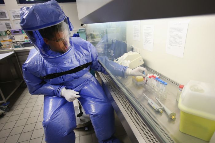 Inside The Ebola Isoloation Ward (11 pics)