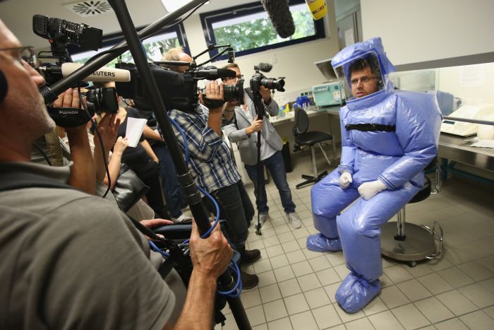 Inside The Ebola Isoloation Ward (11 pics)