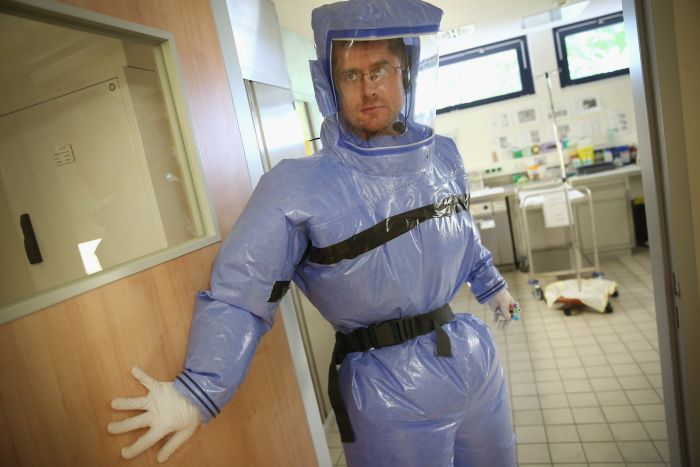 Inside The Ebola Isoloation Ward (11 pics)