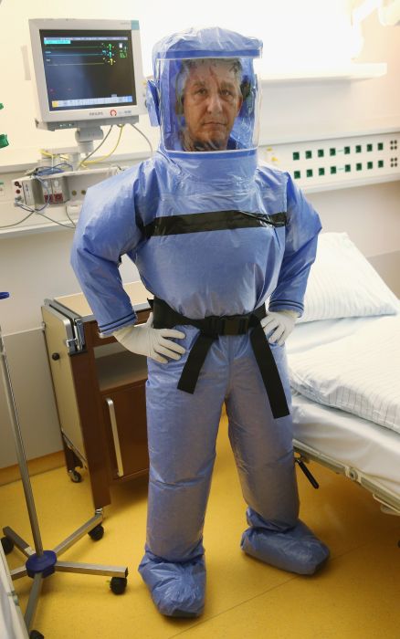 Inside The Ebola Isoloation Ward (11 pics)