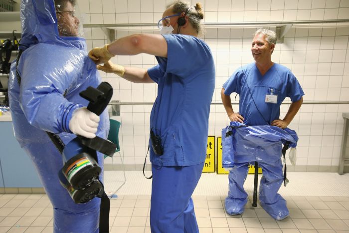 Inside The Ebola Isoloation Ward (11 pics)