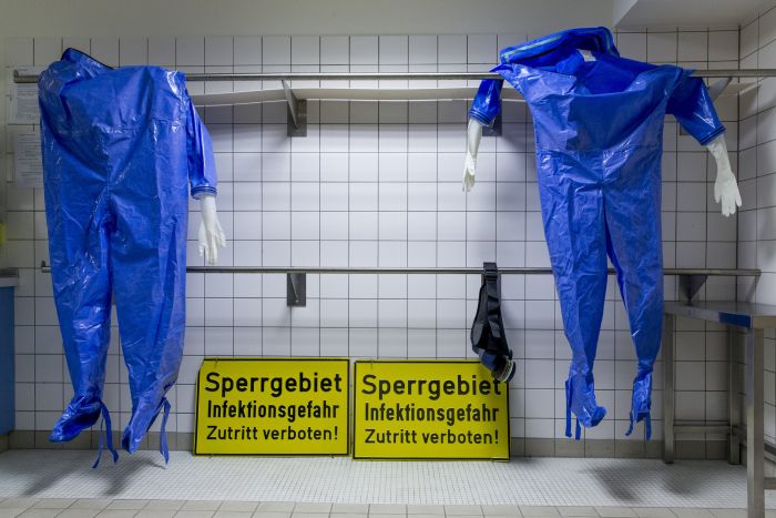 Inside The Ebola Isoloation Ward (11 pics)