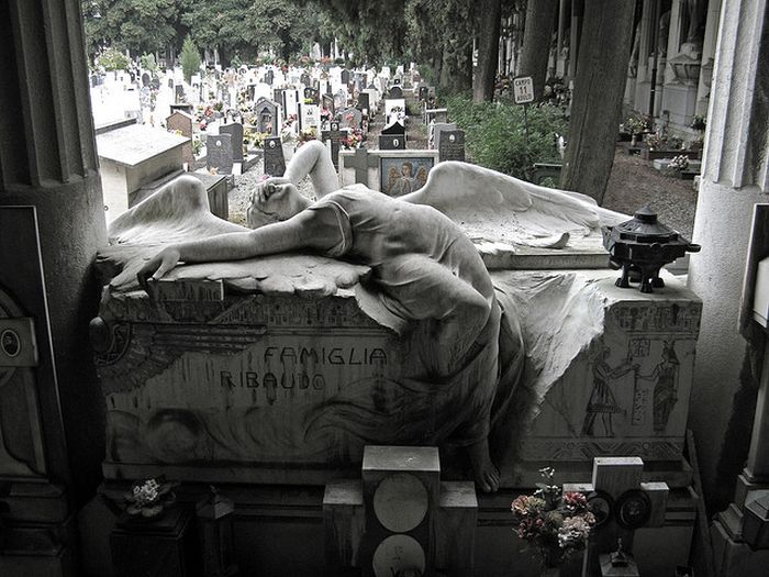 The Epic Monumental Cemetery Of Staglieno (24 pics)