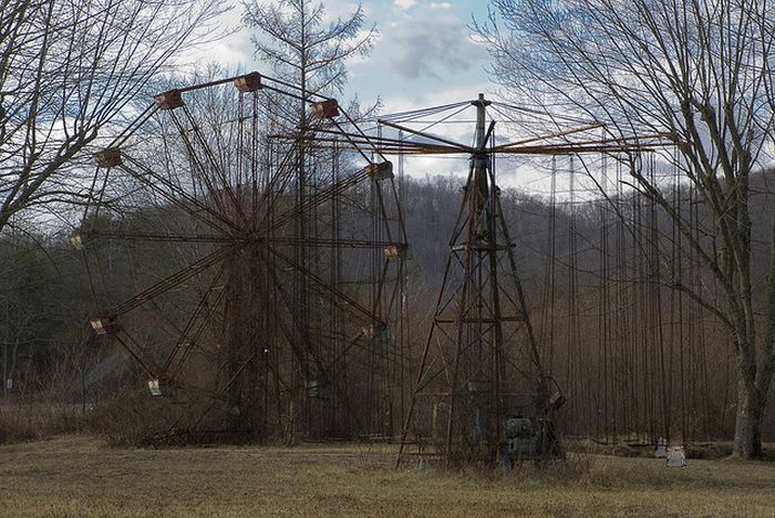 This Abandoned Theme Park Is Definitely The Devil's House (8 pics)