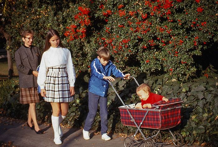 Baby Strollers Back In The Day And Today (19 pics)