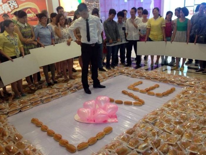 How To Propose Using 1,001 Hot Dogs (6 pics)