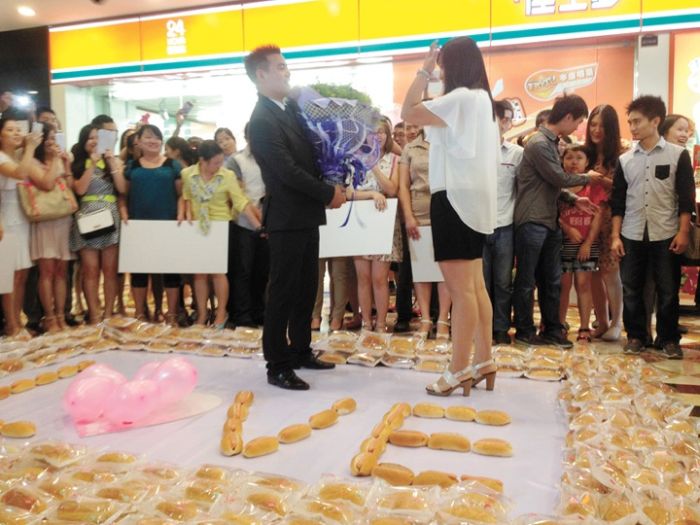 How To Propose Using 1,001 Hot Dogs (6 pics)