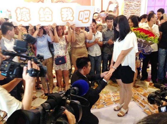How To Propose Using 1,001 Hot Dogs (6 pics)