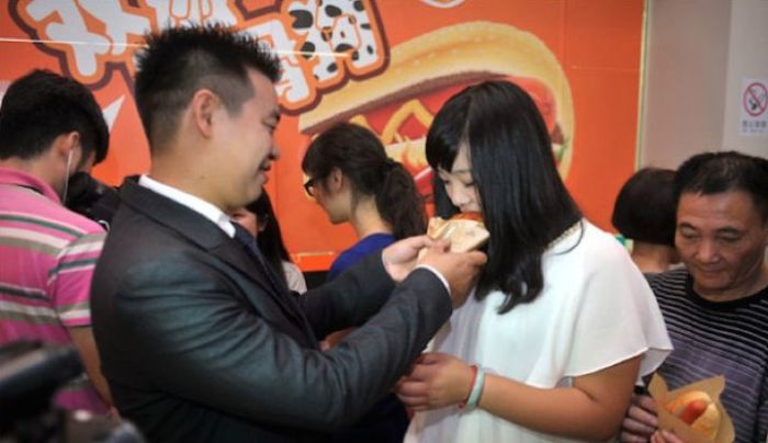 How To Propose Using 1,001 Hot Dogs (6 pics)