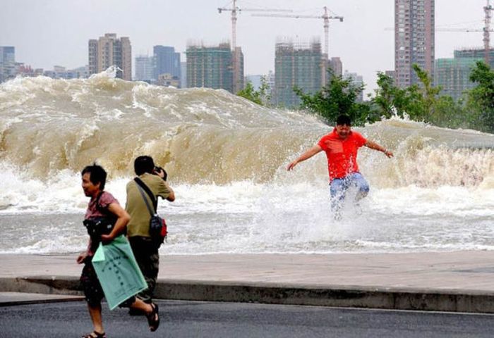 Tidal Wave In China Catches Citizens By Surprise (19 pics)