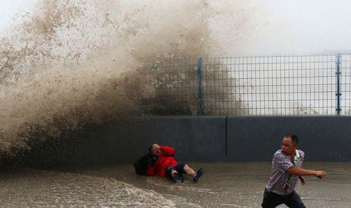 Tidal Wave In China Catches Citizens By Surprise (19 pics)