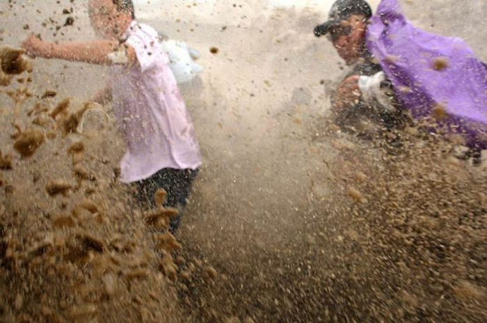 Tidal Wave In China Catches Citizens By Surprise (19 pics)