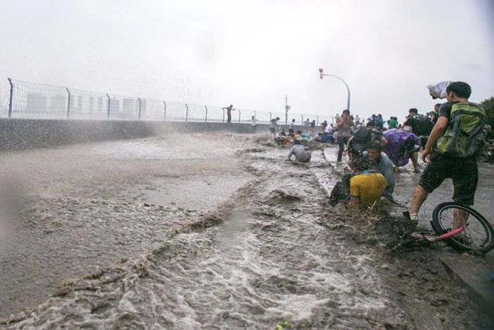 Tidal Wave In China Catches Citizens By Surprise (19 pics)