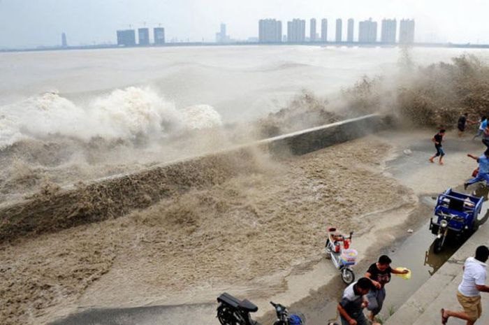 Tidal Wave In China Catches Citizens By Surprise (19 pics)