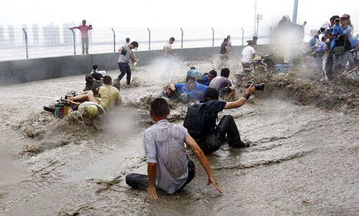 Tidal Wave In China Catches Citizens By Surprise (19 pics)