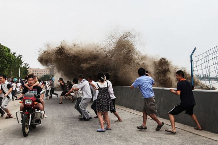 Tidal Wave In China Catches Citizens By Surprise (19 pics)