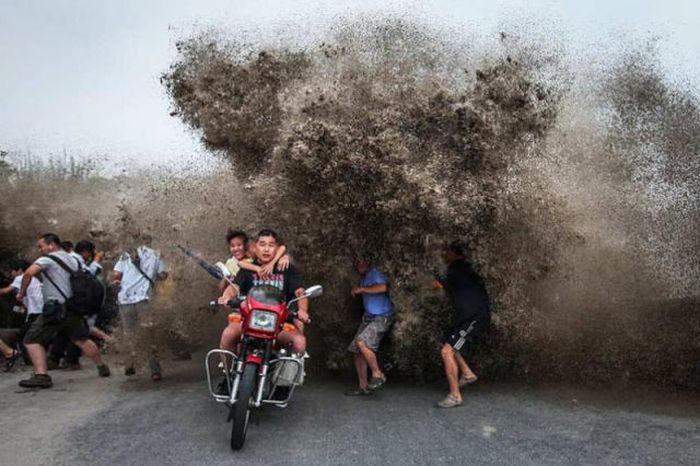 Tidal Wave In China Catches Citizens By Surprise (19 pics)