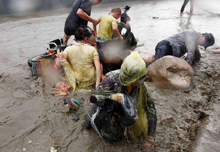 Tidal Wave In China Catches Citizens By Surprise (19 pics)