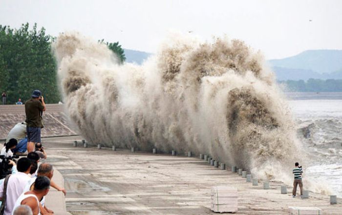 Tidal Wave In China Catches Citizens By Surprise (19 pics)