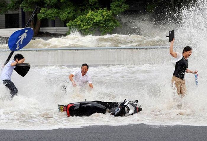 Tidal Wave In China Catches Citizens By Surprise (19 pics)