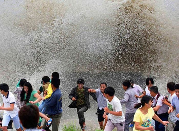 Tidal Wave In China Catches Citizens By Surprise (19 pics)