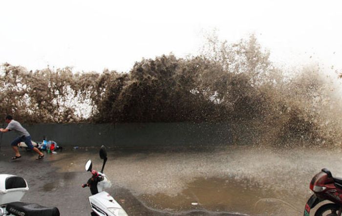 Tidal Wave In China Catches Citizens By Surprise (19 pics)