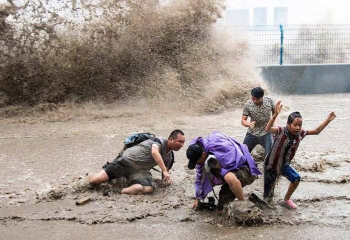 Tidal Wave In China Catches Citizens By Surprise (19 pics)