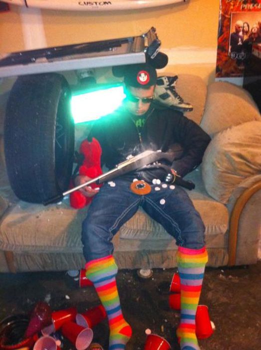 Friends Troll Drunk Buddy (7 pics)