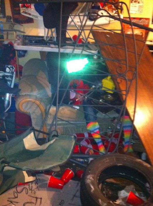 Friends Troll Drunk Buddy (7 pics)