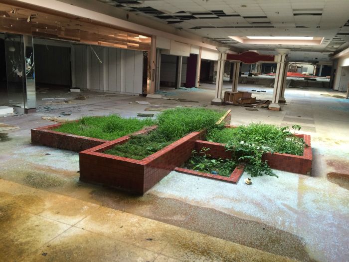 A Look Inside The Abandoned Rolling Acres Mall (28 pics)