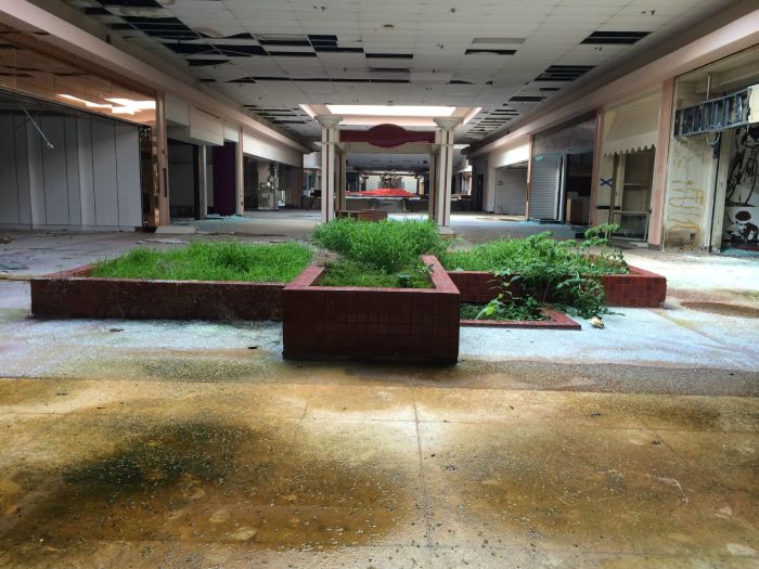 A Look Inside The Abandoned Rolling Acres Mall (28 pics)