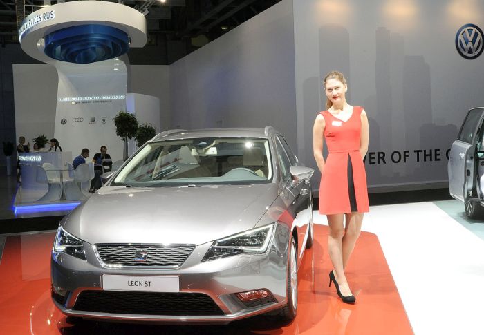 Girls From The Moscow International Automobile Salon (70 pics)