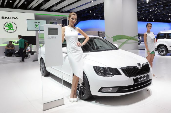 Girls From The Moscow International Automobile Salon (70 pics)