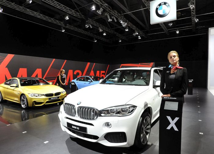 Girls From The Moscow International Automobile Salon (70 pics)