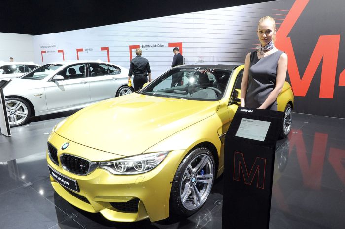 Girls From The Moscow International Automobile Salon (70 pics)