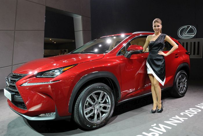 Girls From The Moscow International Automobile Salon (70 pics)