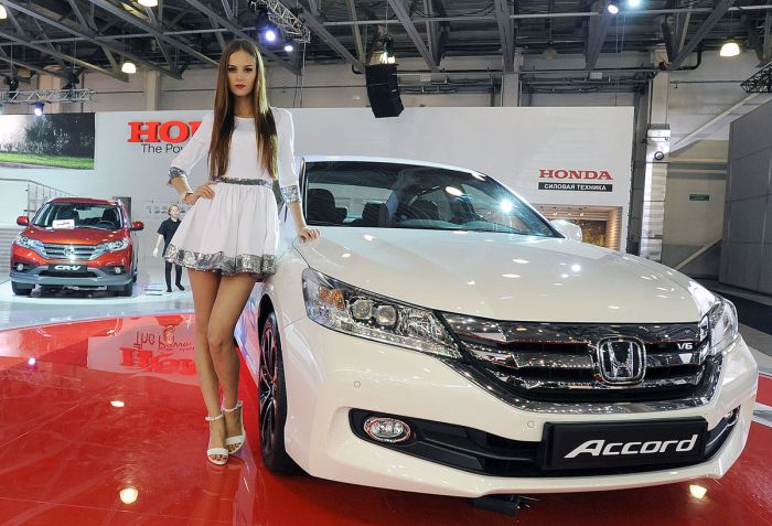 Girls From The Moscow International Automobile Salon (70 pics)