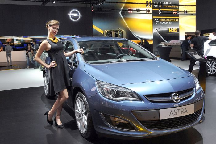 Girls From The Moscow International Automobile Salon (70 pics)