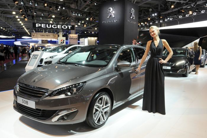 Girls From The Moscow International Automobile Salon (70 pics)