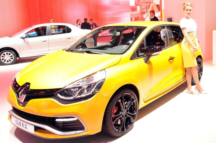 Girls From The Moscow International Automobile Salon (70 pics)