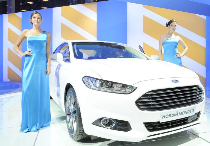 Girls From The Moscow International Automobile Salon (70 pics)
