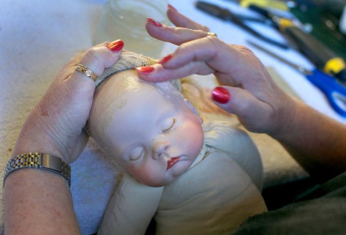 A Hospital For Dolls (16 pics)