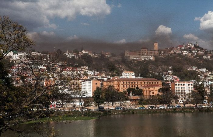 Locust Swarm Takes Over Madagascar (6 pics)