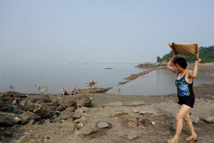 A Day At The Beach In North Korea (19 pics)