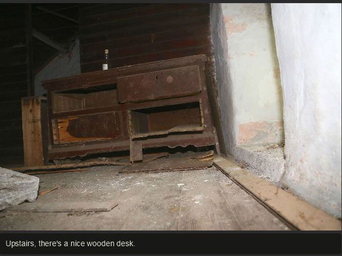 Exploring An Abandoned House (25 pics)