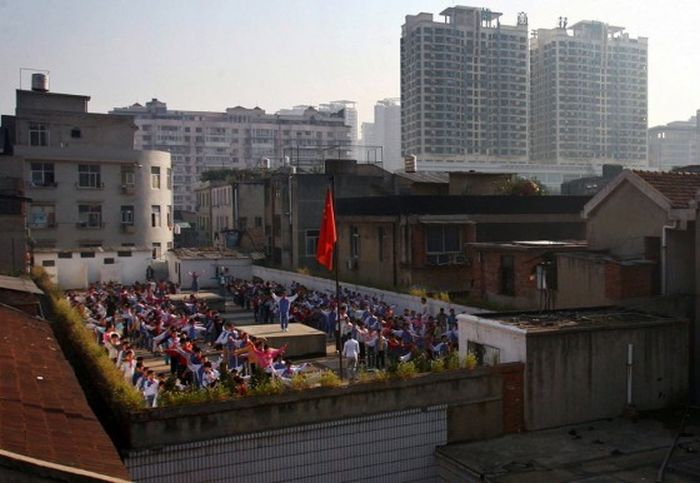 School Stadiums on the Roofs (10 pics)
