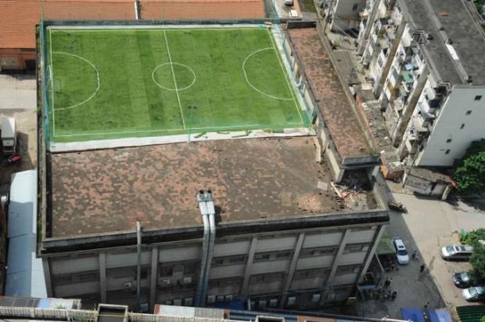 School Stadiums on the Roofs (10 pics)