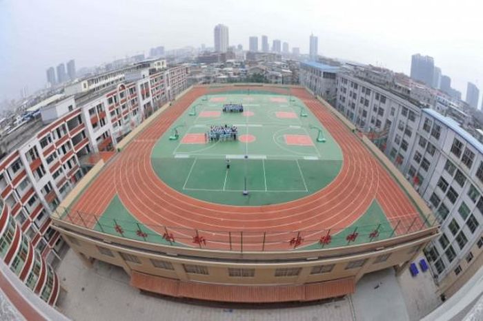 School Stadiums on the Roofs (10 pics)