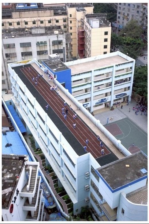 School Stadiums on the Roofs (10 pics)