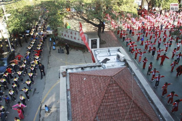 School Stadiums on the Roofs (10 pics)
